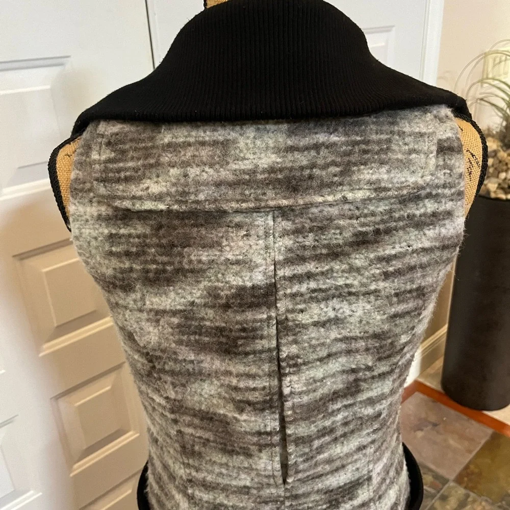 Misha Nonoo XS long vest sleeveless jacket black pockets and collar green gray